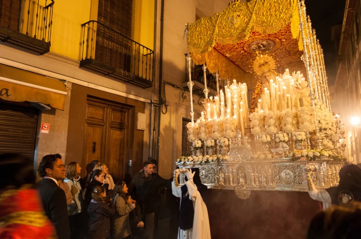 Semana_Santa_procession_in_Granada,_Spain_(6925805480)