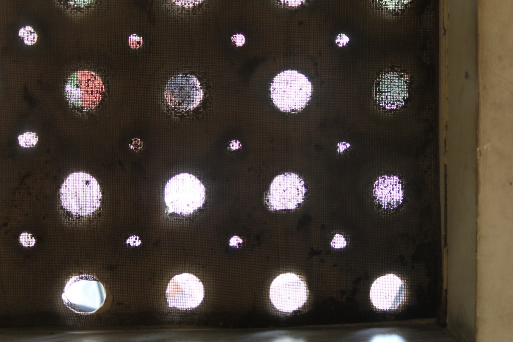 Holes / Elancharan&nbsp;Gunasekaran